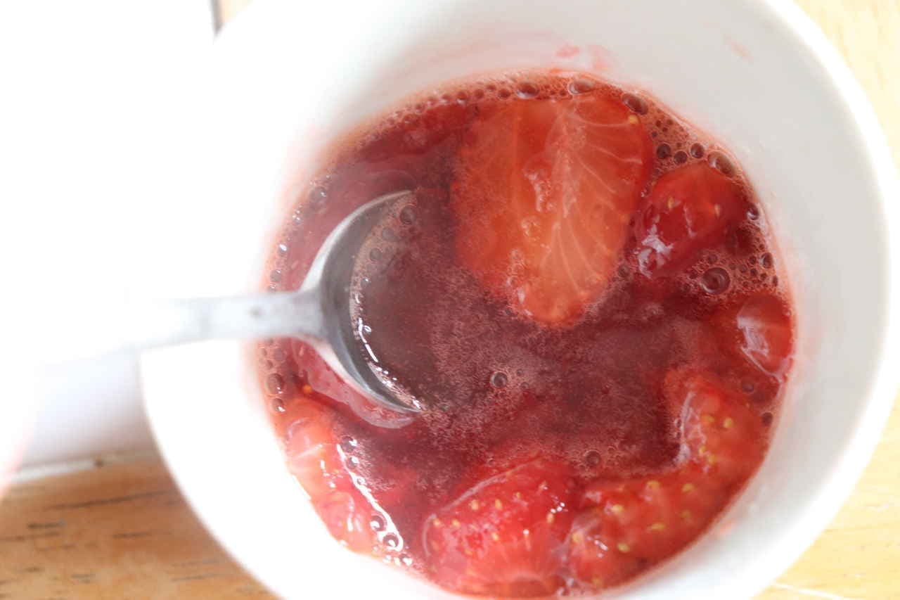 A small amount is OK! Easy strawberry sauce in the microwave