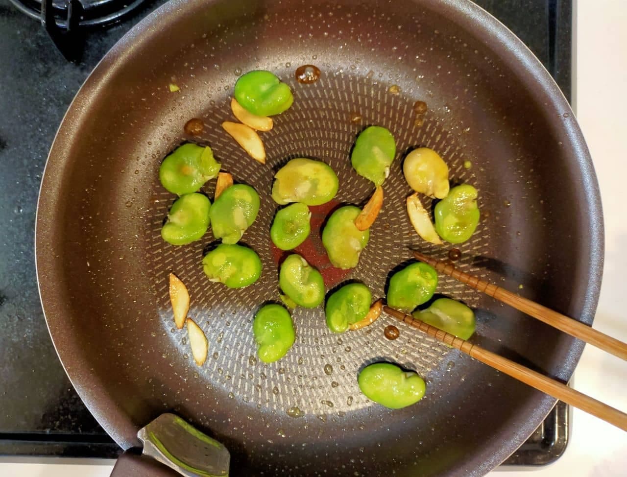Recipe for "stir-fried broad beans and garlic in soy sauce"