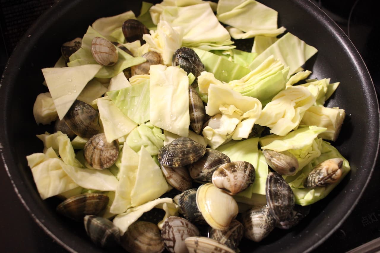 Recipe "Steamed spring cabbage and clams"