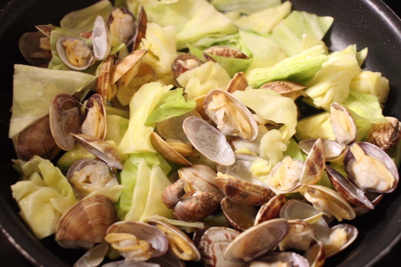 Recipe "Steamed spring cabbage and clams"