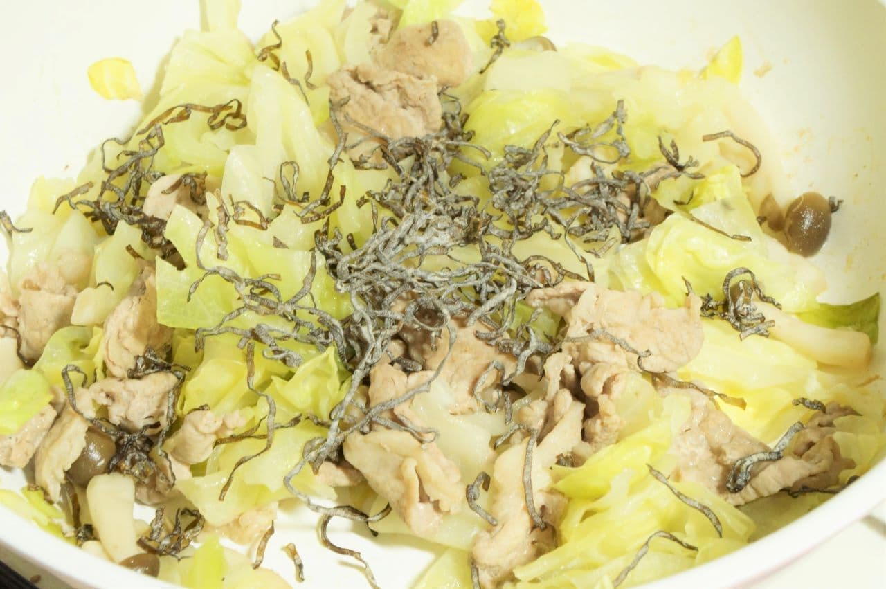 Stir-fried pork cabbage with salted kelp