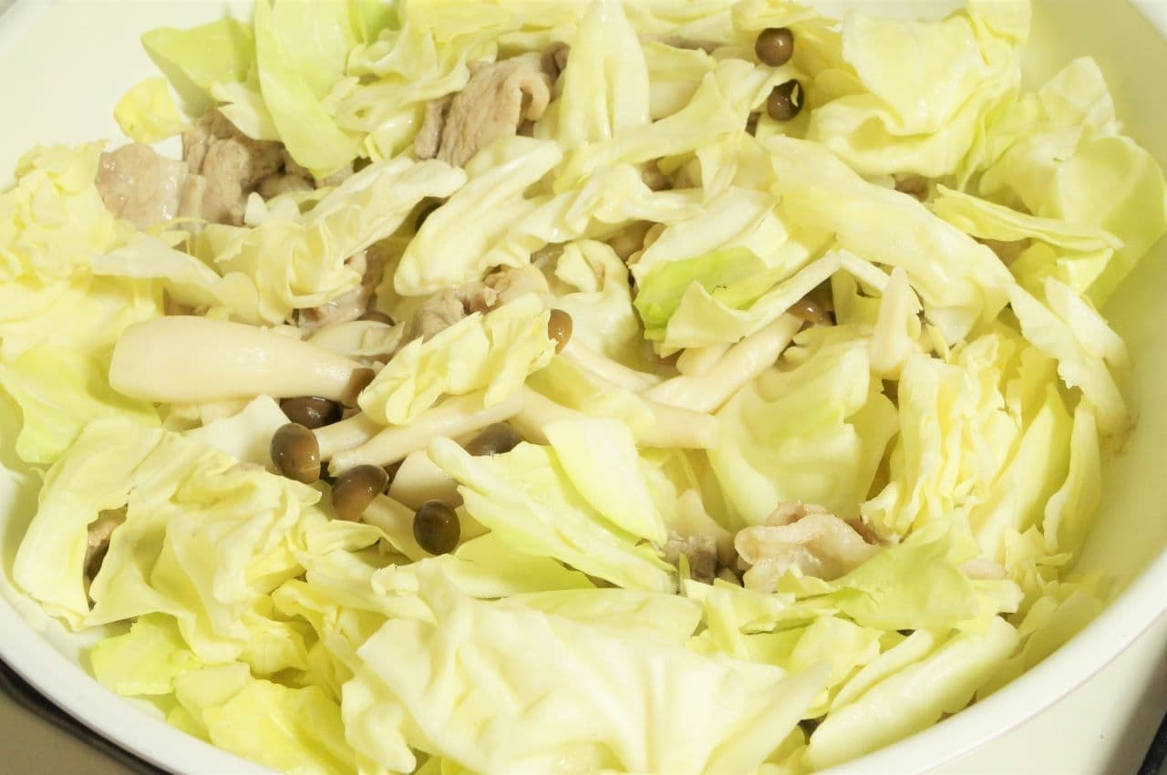 Stir-fried pork cabbage with salted kelp