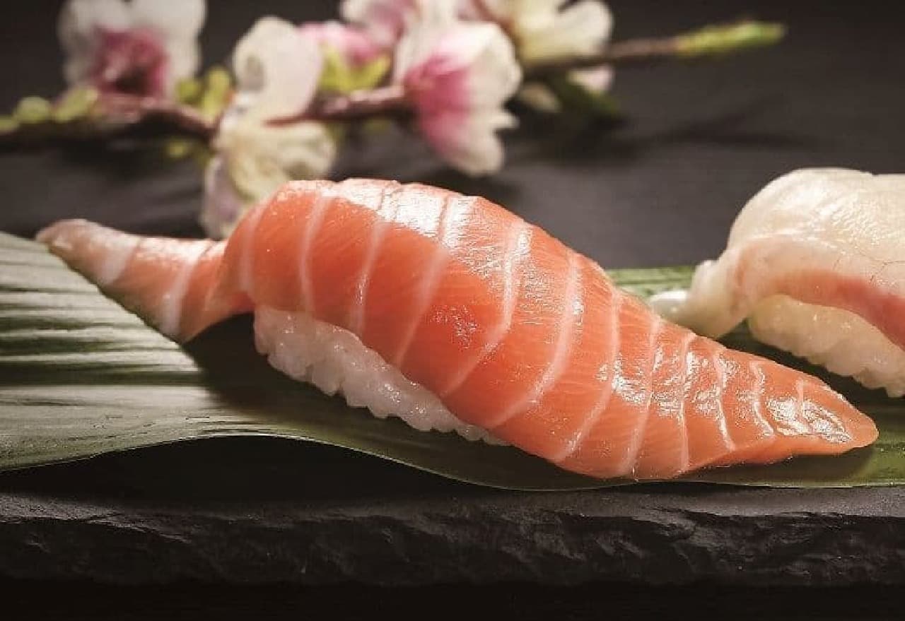 くら寿司 特大切り 生サーモン 特盛 こぼれ本ずわいがににぎり 極み熟成 中とろ海苔包み など季節限定の春メニュー えん食べ
