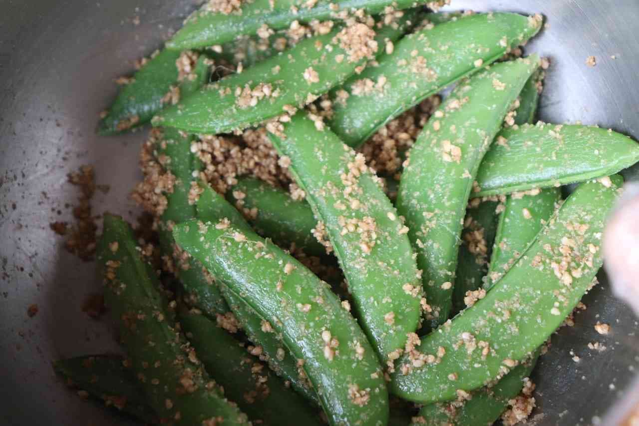 Snap peas with sesame seeds