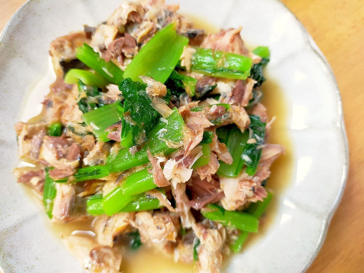 "Mackerel can and Japanese mustard spinach with dried bonito soy sauce" recipe
