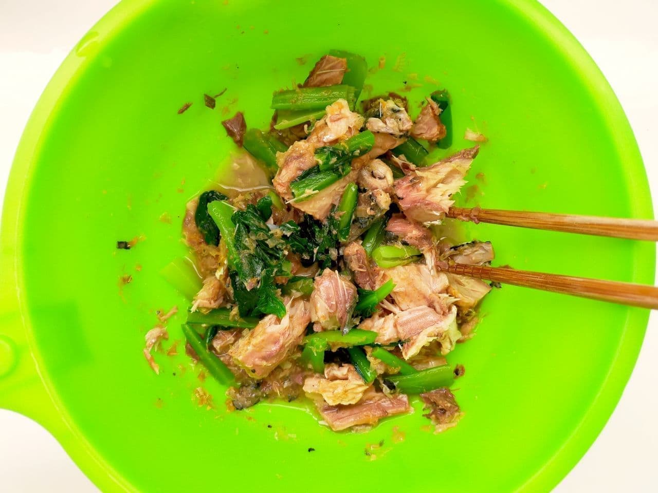"Mackerel can and Japanese mustard spinach with dried bonito soy sauce" recipe