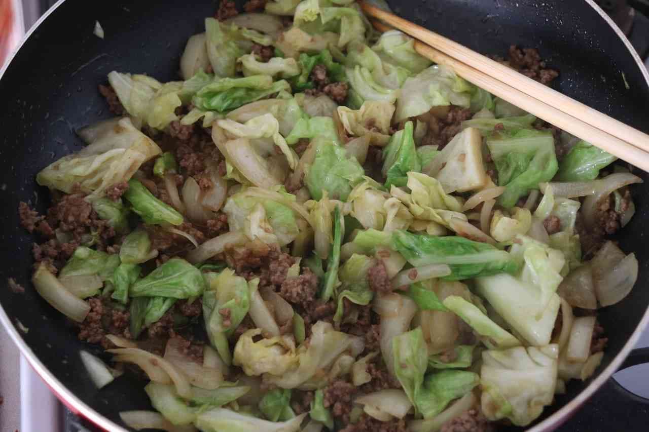 Stir-fried minced meat & cabbage sweet and spicy curry