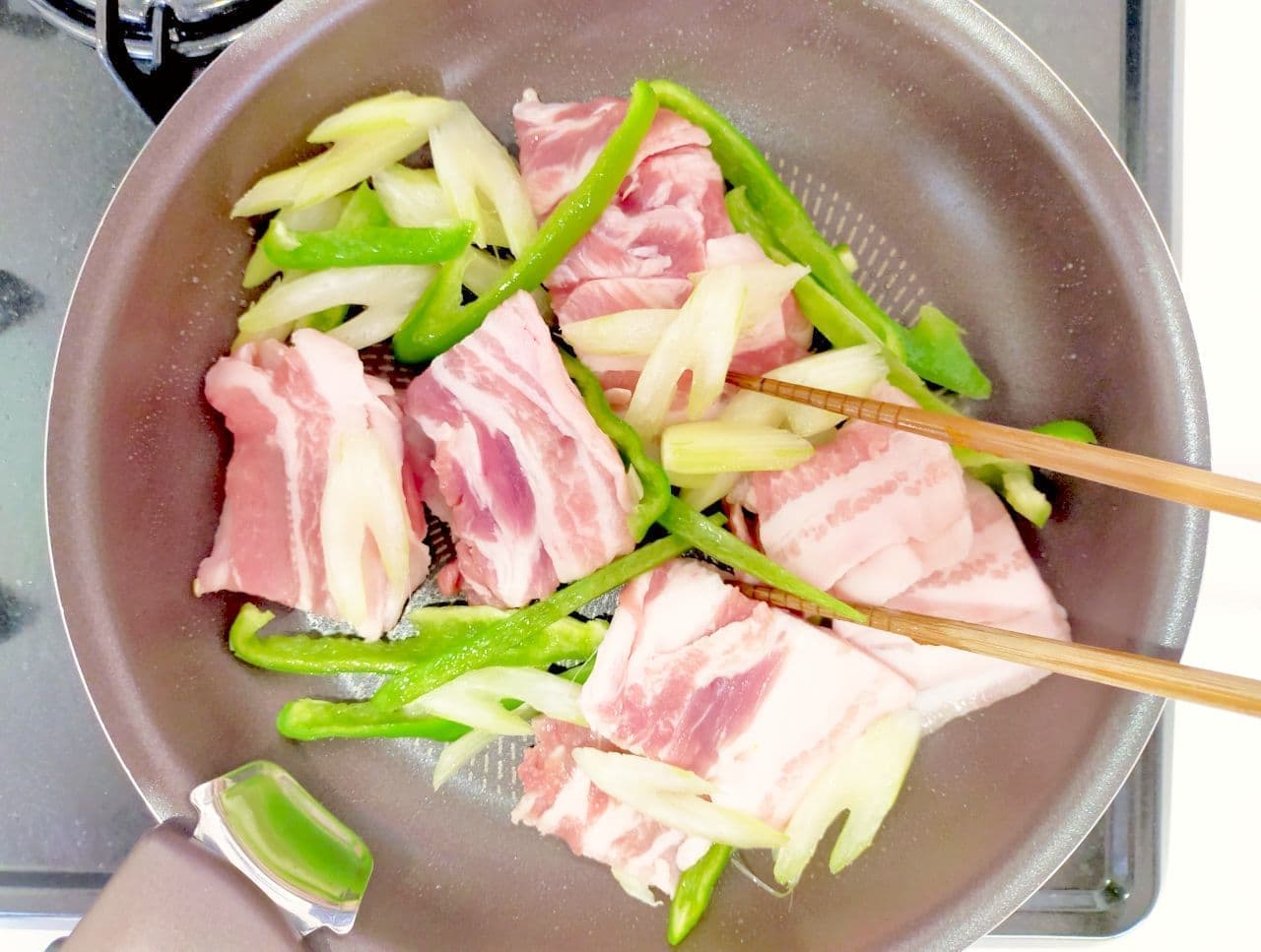 「豚バラとセロリのオイマヨ炒め」レシピ