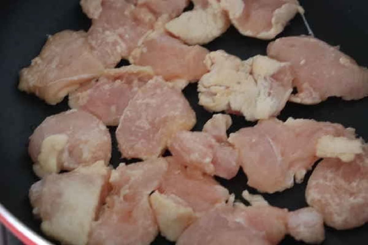 Refreshing early summer "Chicken breast & long onion salt lemon stir-fry" recipe