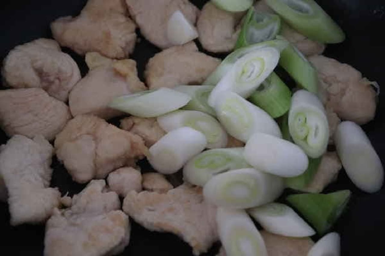 Refreshing early summer "Chicken breast & long onion salt lemon stir-fry" recipe