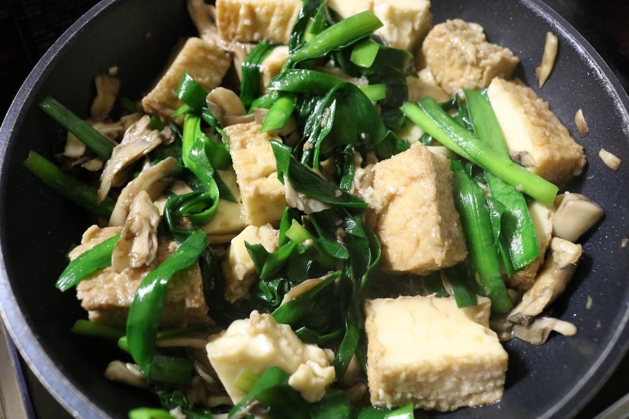 Recipe "Atsuage, Chinese chive and Maitake mushroom stir-fried with garlic"
