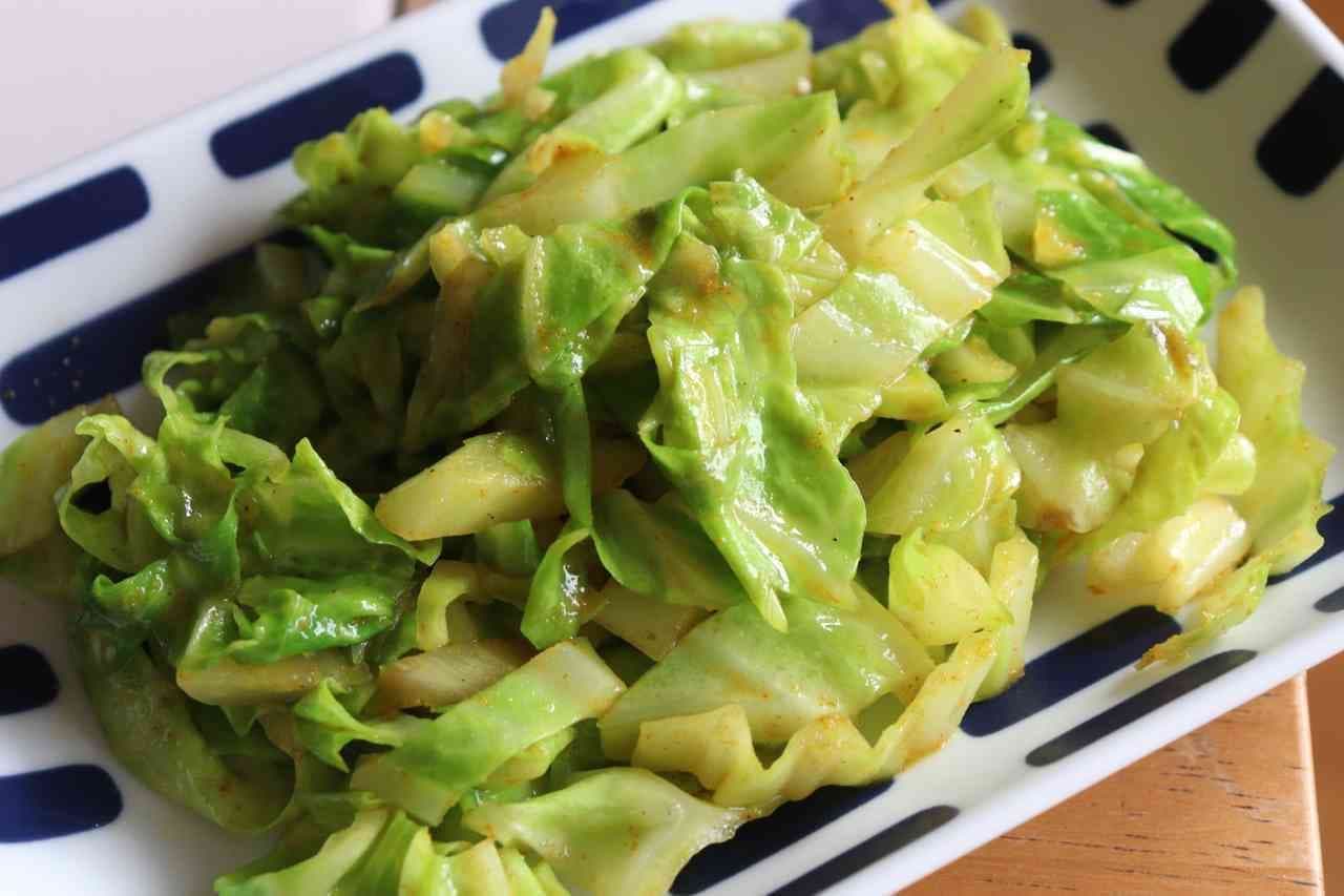 Stir-fried cabbage with curry