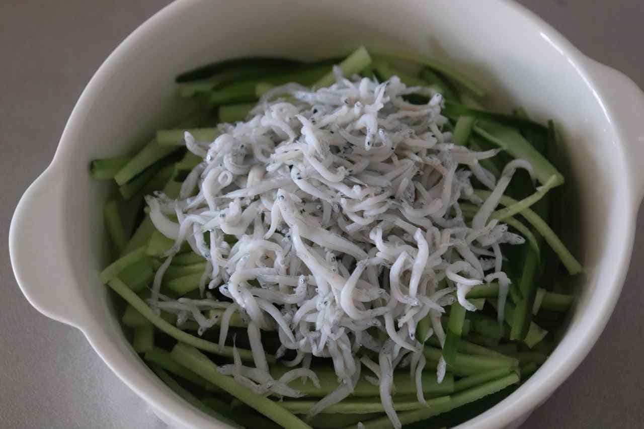 Shirasu cucumber salad