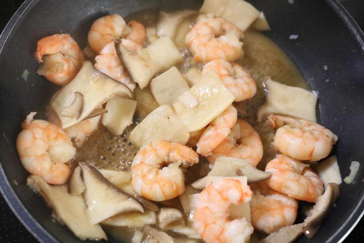 Simple recipe "fried trumpet and shrimp in butter soy sauce"
