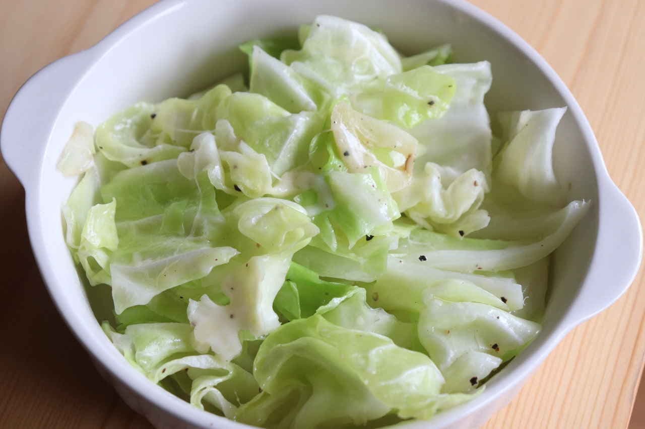Stir-fried cabbage with garlic cheese
