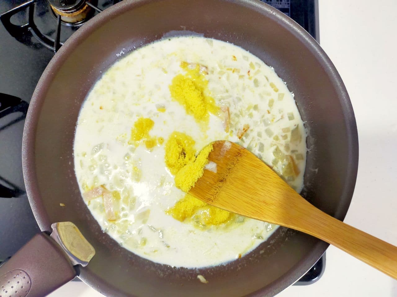 スープの素で作る「コーンクリームパスタ」レシピ