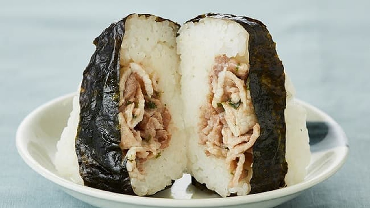 Lawson Store 100 "Series-rolled rice ball ingredients firmly onion salt pork grilled meat"
