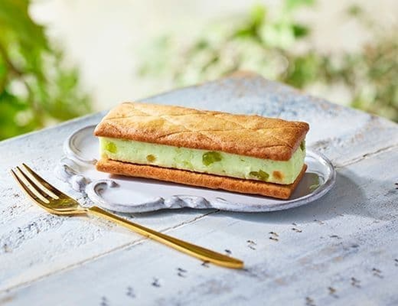 Lawson "Uchi Cafe Specialite Dew Melon Butter Biscuit Sandwich"