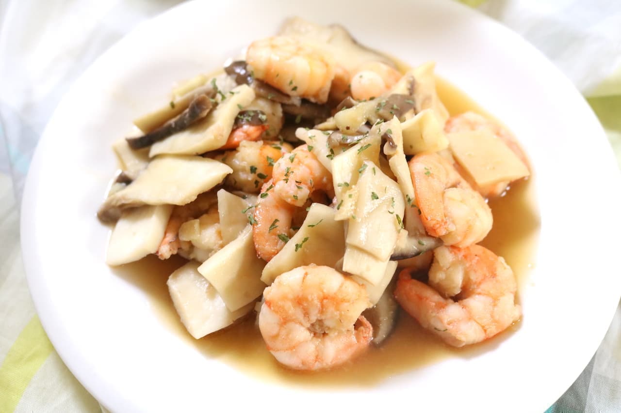 Recipe "Stir-fried eringi mushrooms and shrimps with butter and soy sauce