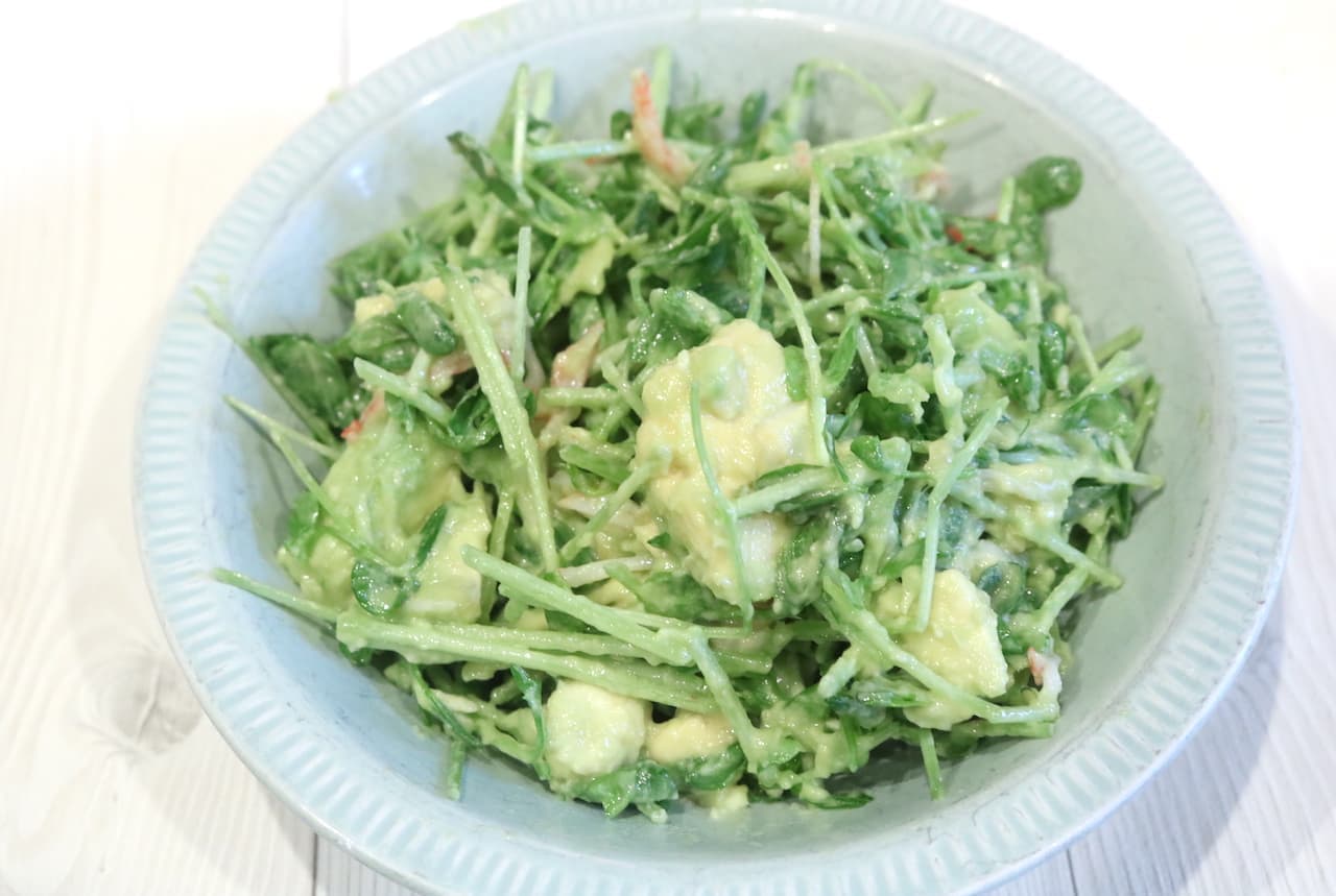 Recipe "Avocado and Pea Sprout Ethnic Salad"