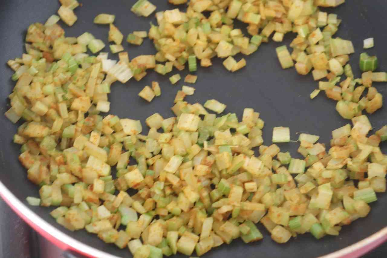 Stir-fried celery and beans with curry