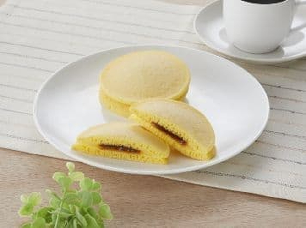 FamilyMart "Pudding-like pancakes (custard & caramel)"