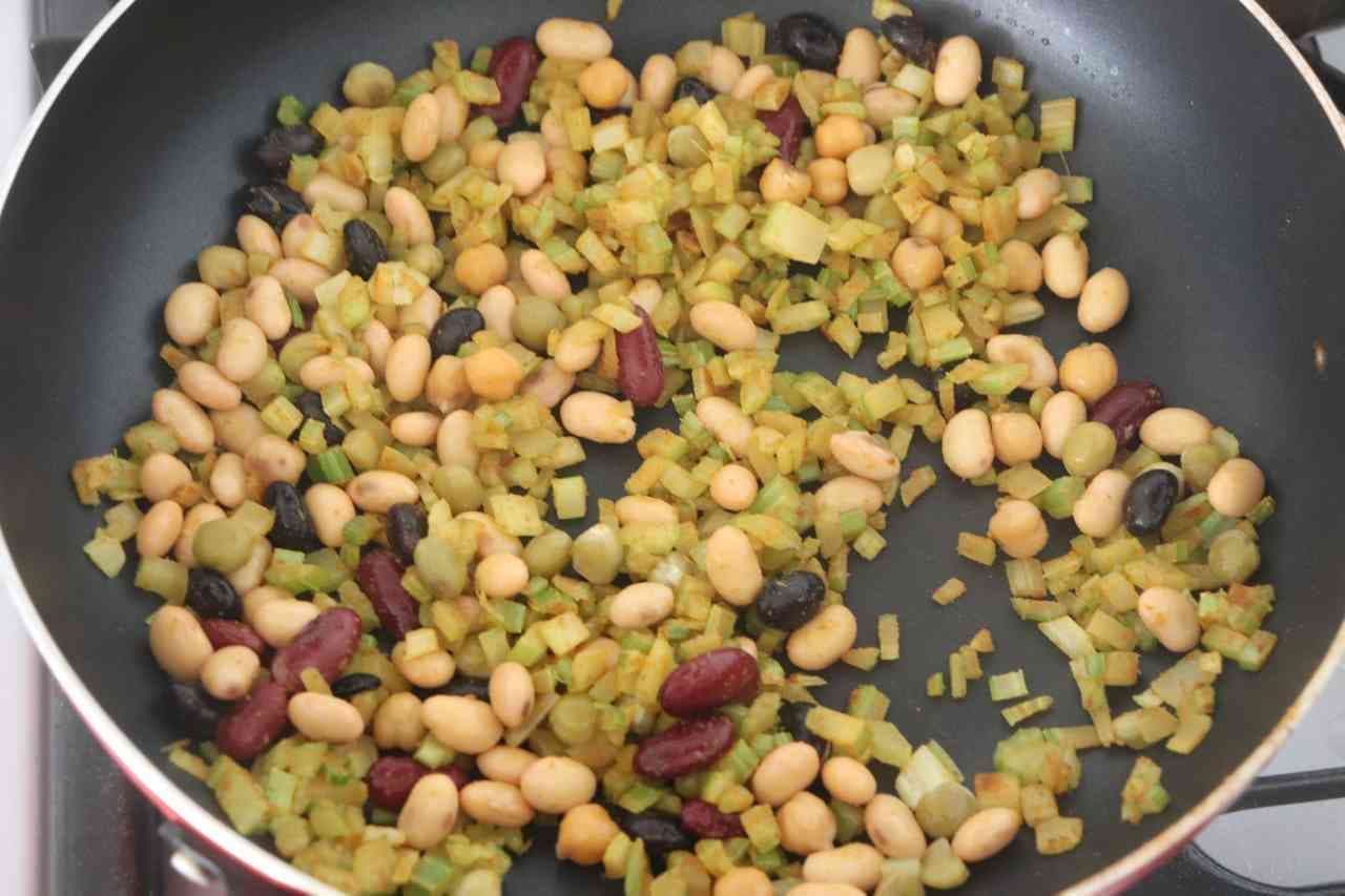 Stir-fried celery and beans with curry