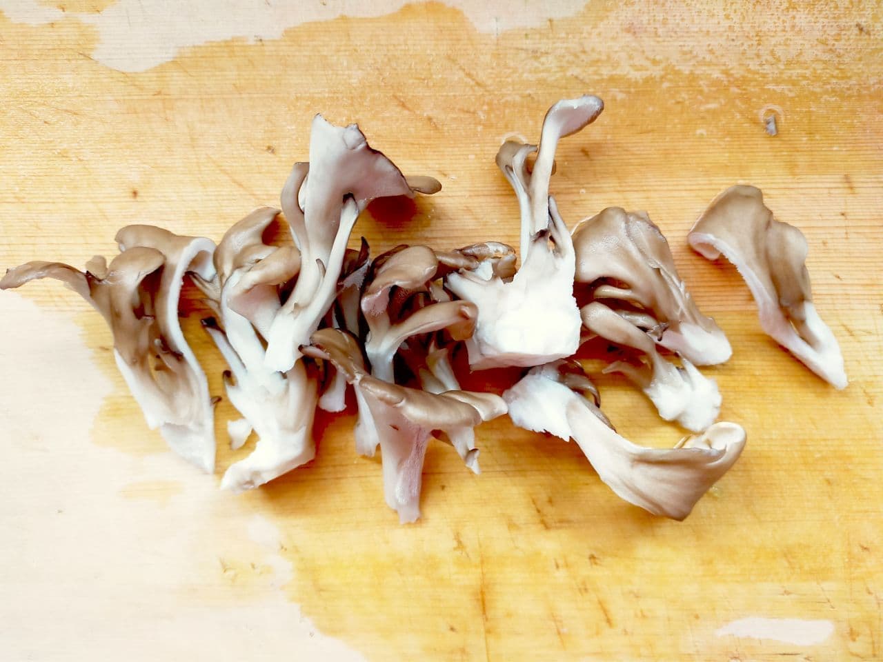 "Peppers and Maitake mushrooms with tuna" recipe