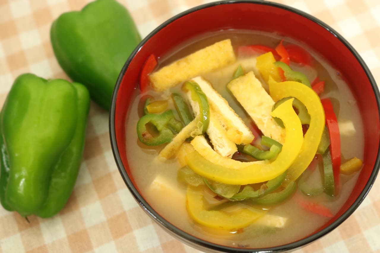 Simple recipe for "green pepper and fried miso soup"