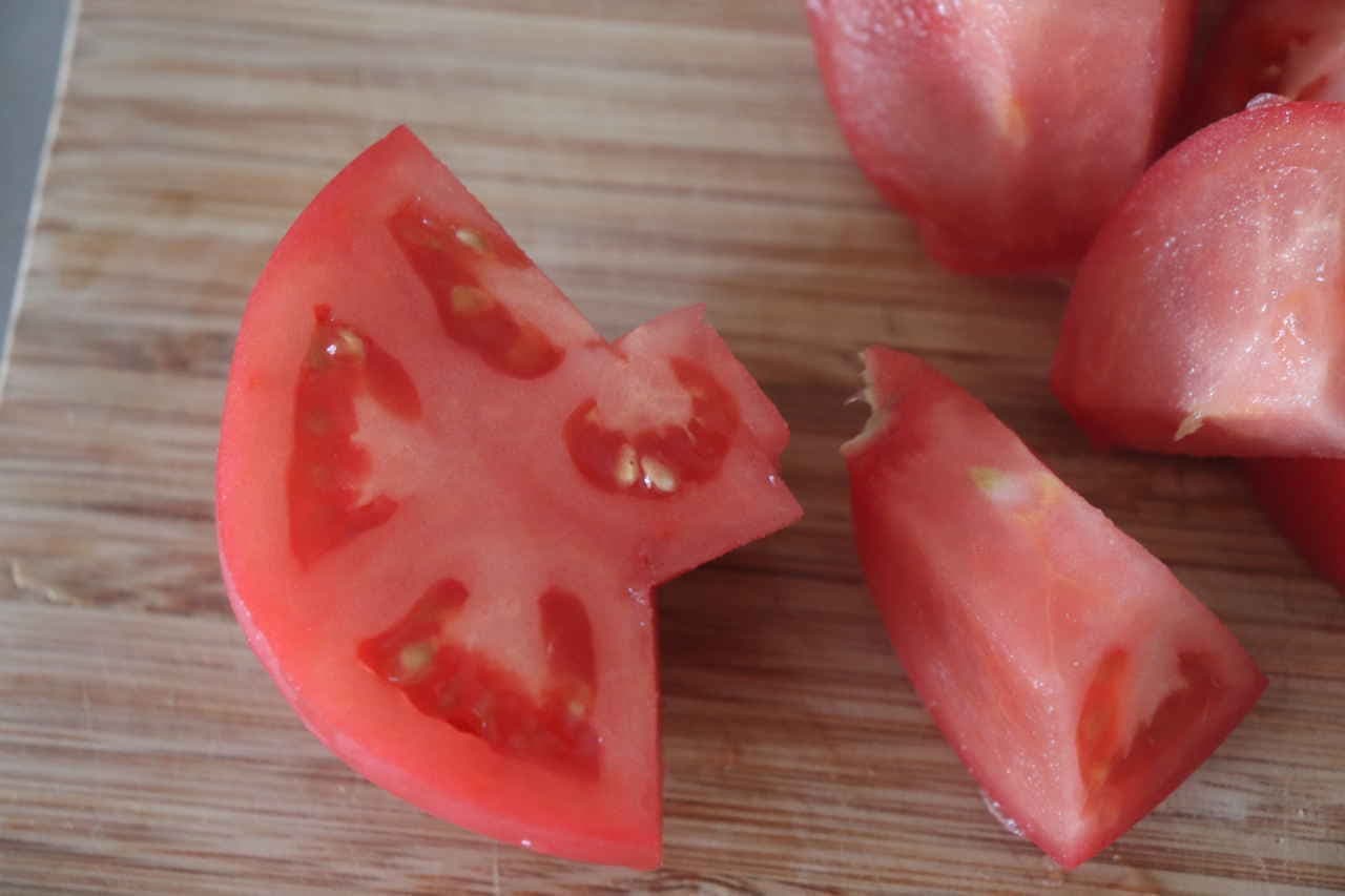 How to cut tomatoes so that the contents do not pop out