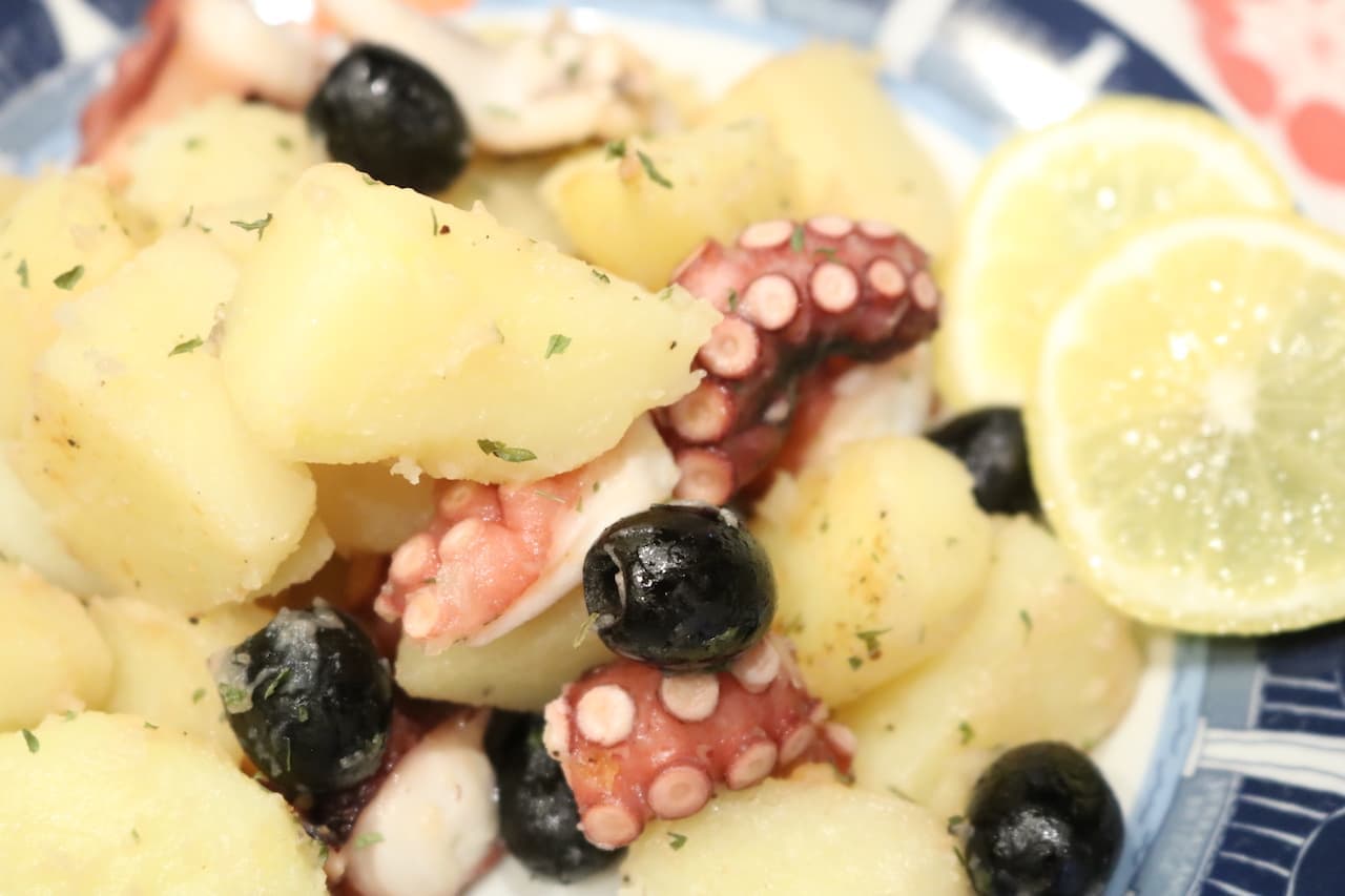 Recipe "stir-fried potatoes and octopus with olives"
