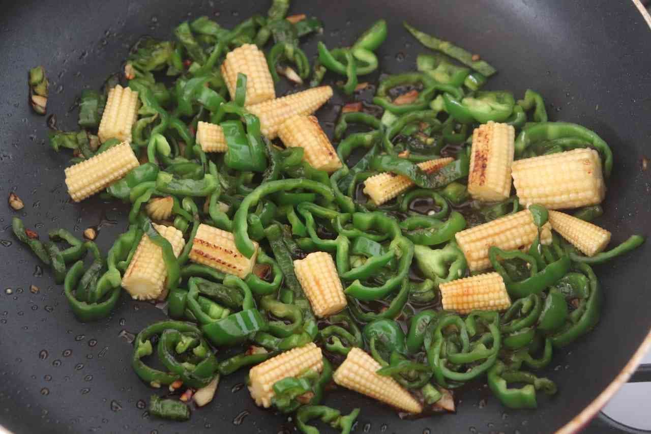 Stir-fried peppers and young corn in oyster