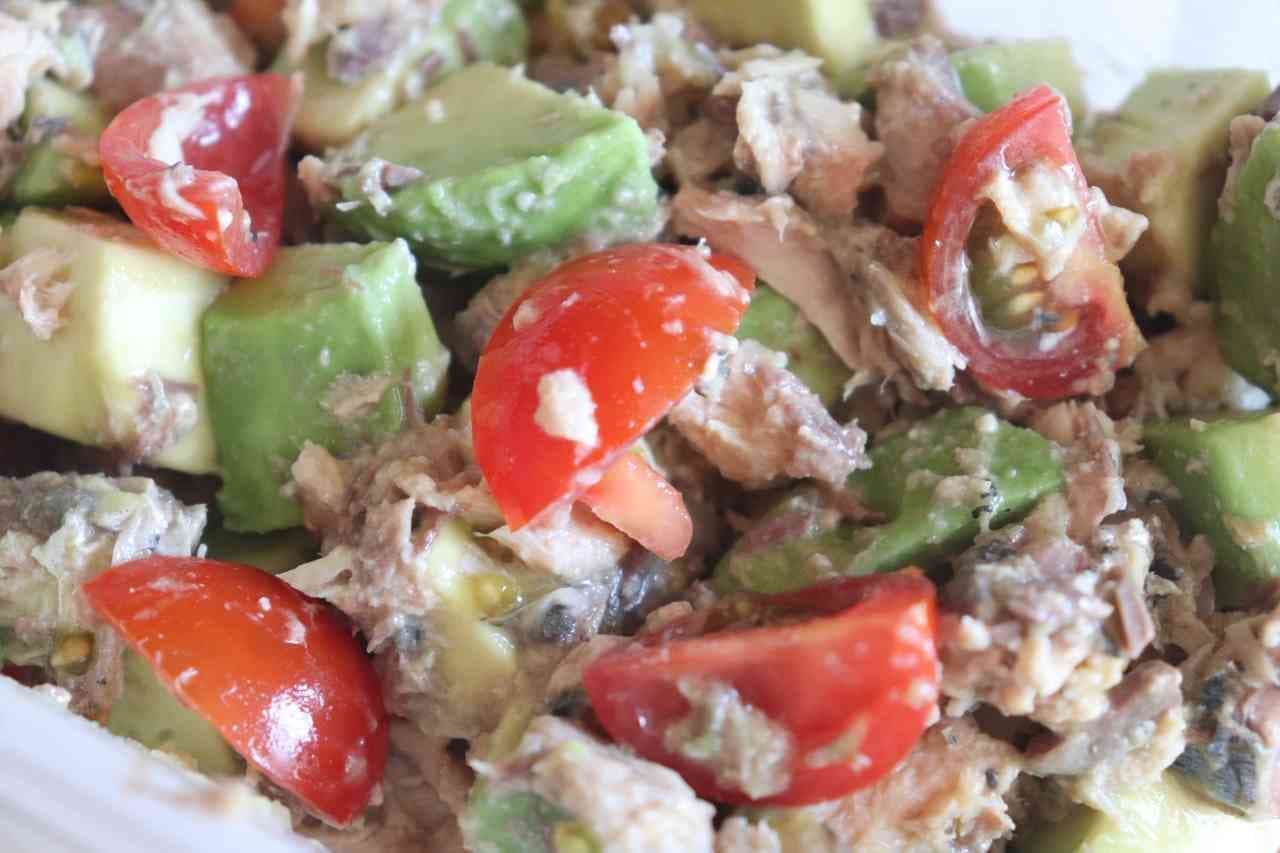 "Mackerel canned avocado tomato salad" recipe