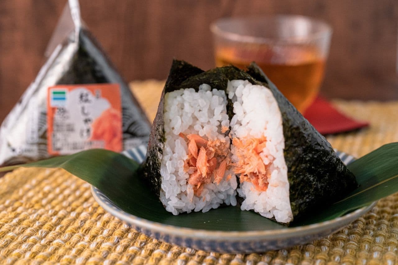 FamilyMart "Hand-rolled rice balls" renewal Hand-rolled red salmon
