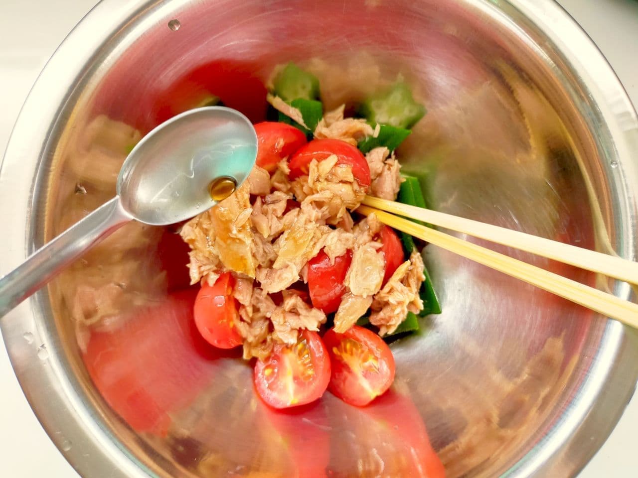 "Mini tomato and okra with tuna" recipe
