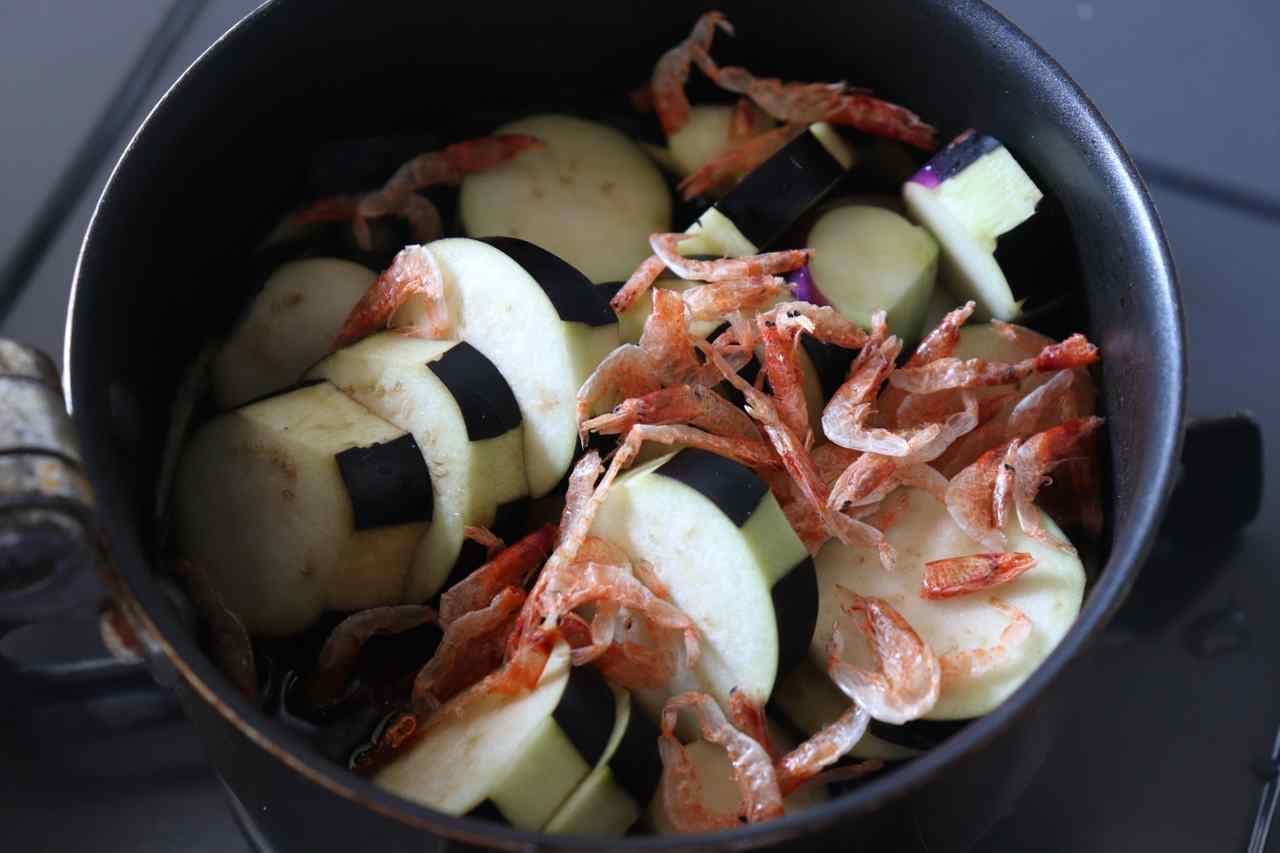 "Simmered eggplant and sakura shrimp" recipe
