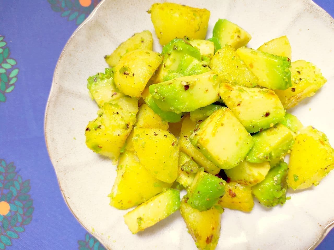 "Potato and avocado stir-fried with garlic" recipe