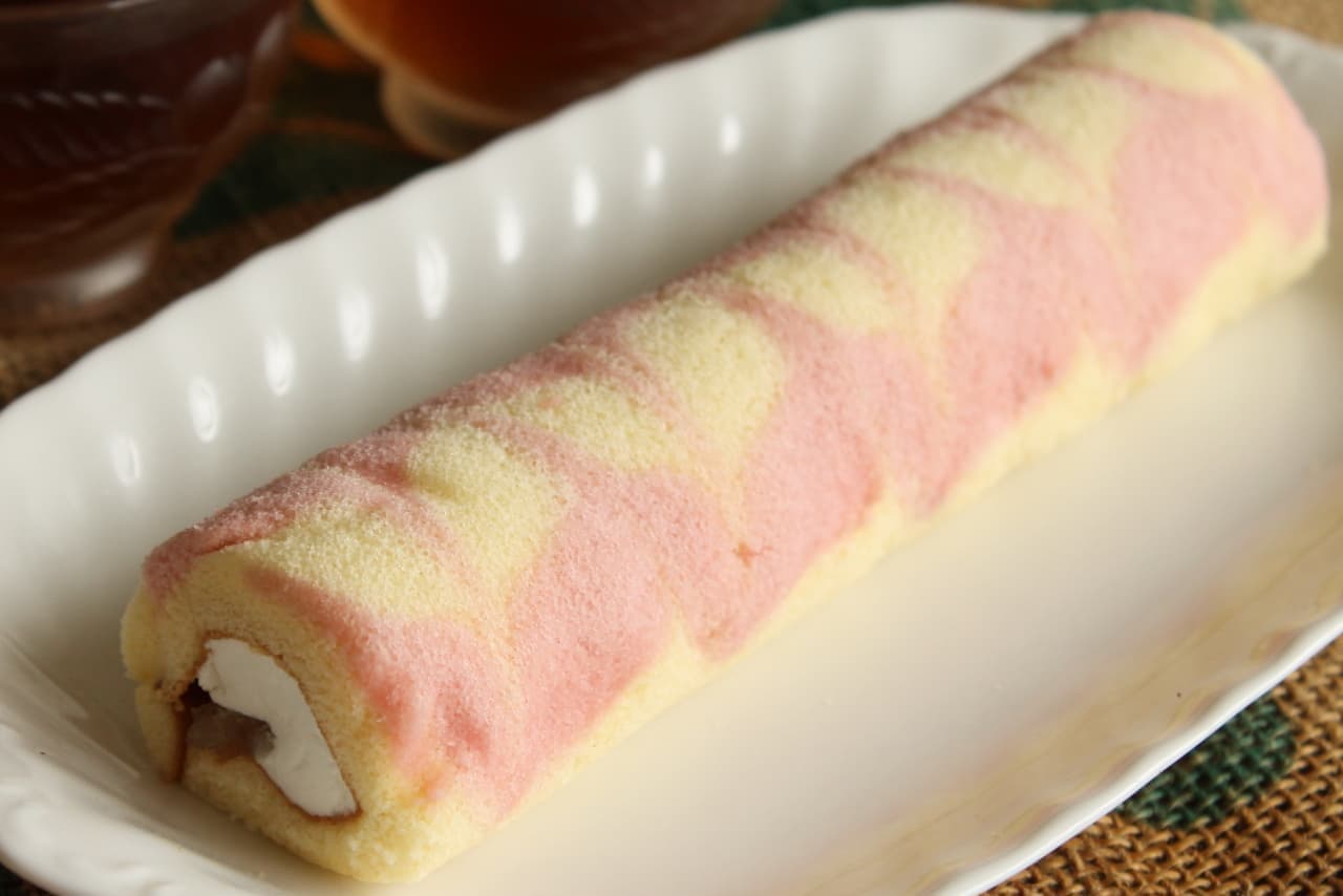 FamilyMart "Roll-chan (white peach jam & yogurt cream)"