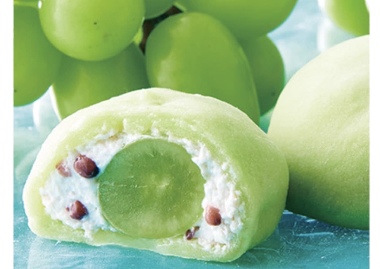 Chateraise "Shine Muscat grapes from Yamanashi prefecture with Daifuku whipped cream"