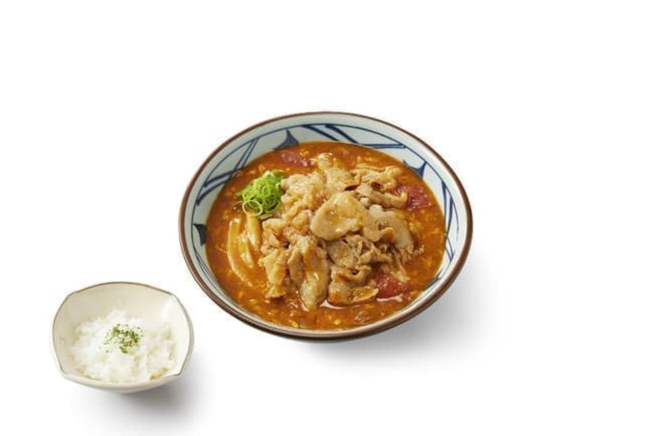 丸亀製麺「トマたまカレーうどん」「豚肉のせトマたまカレーうどん」TOKIO・松岡昌宏さんと共同開発