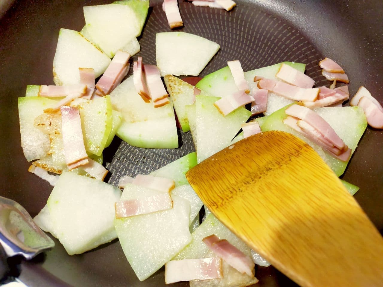 "Wax gourd and bacon stir-fried with garlic butter" recipe