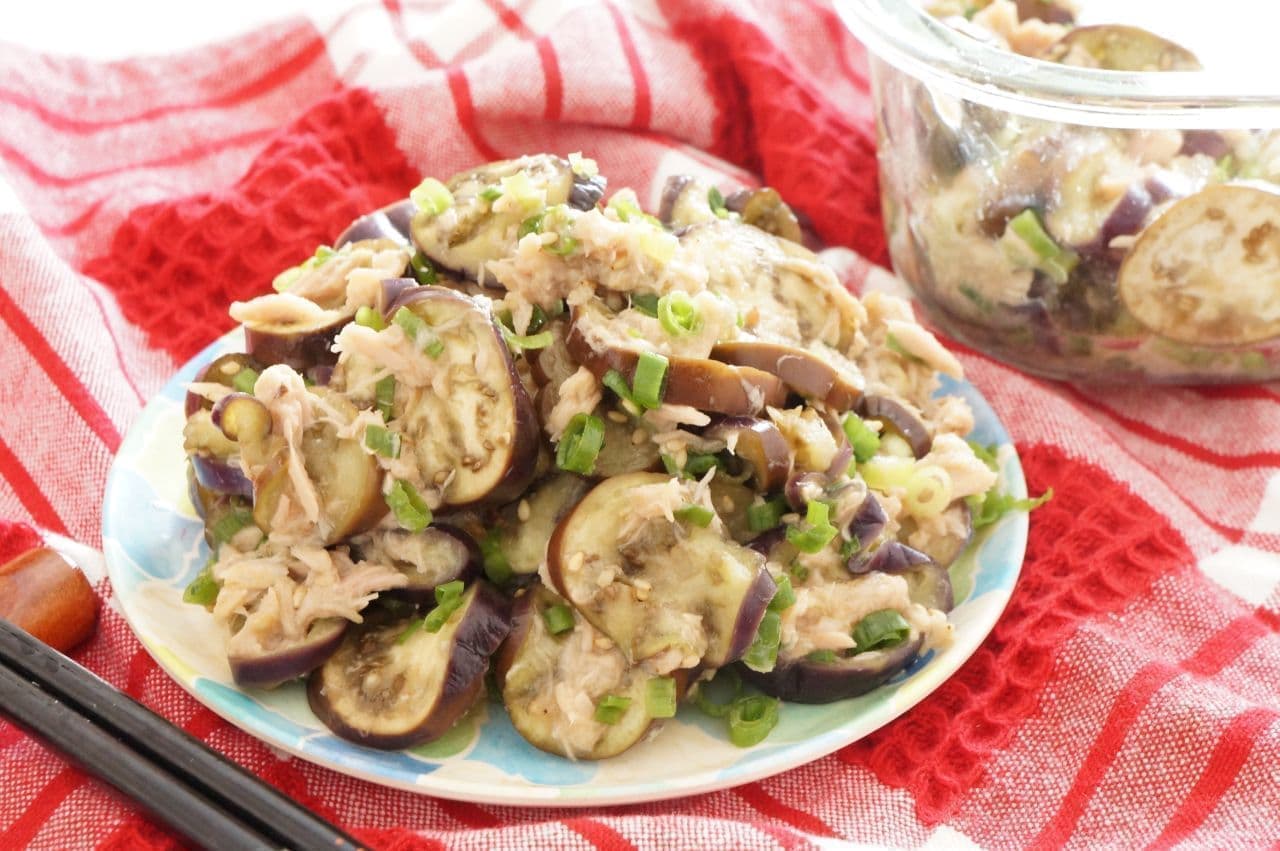 Simple recipe of "eggplant and tuna with green onion and sesame seeds"