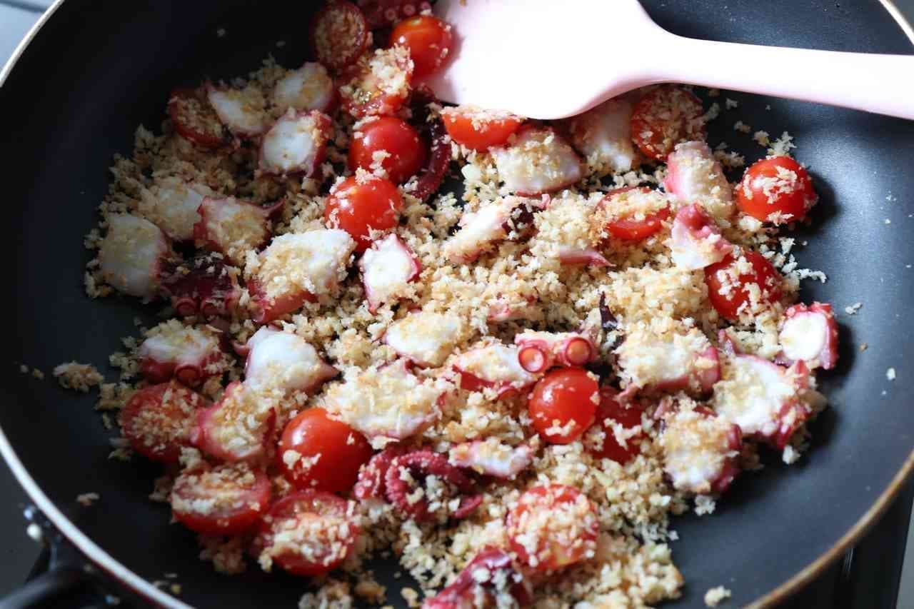 Stir-fried mini tomatoes with bread crumbs