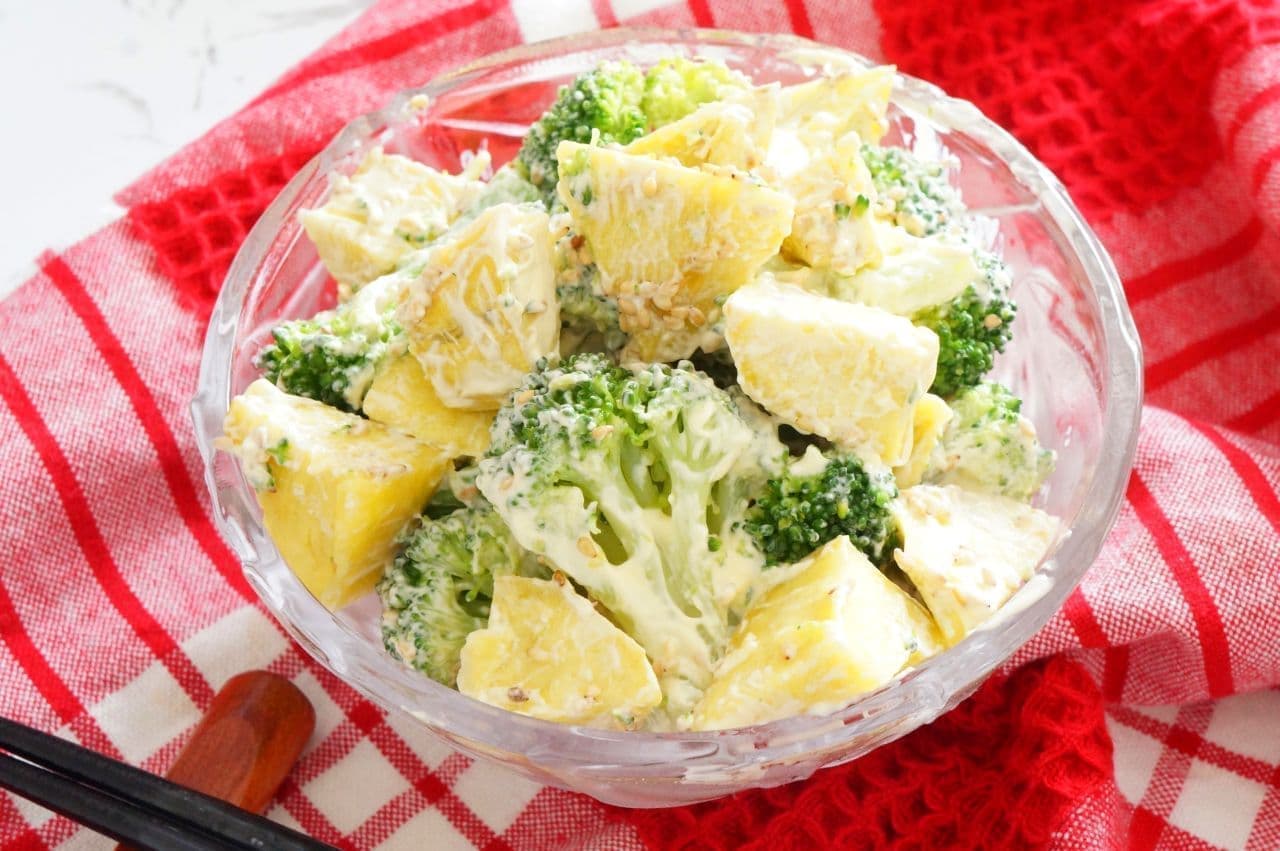 Broccoli and sweet potato with mayonnaise and sesame seeds