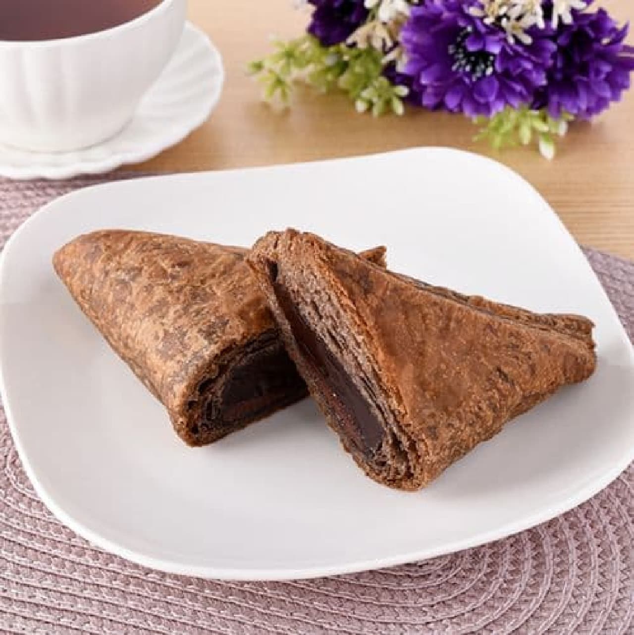 FamilyMart "Torori Chocolate Triangle Choco Pie"