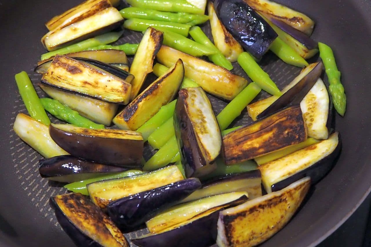 "Stir-fried eggplant and asparagus with sesame miso" recipe