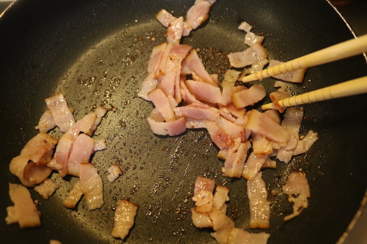 Simple recipe "stir-fried shishito bacon with garlic"