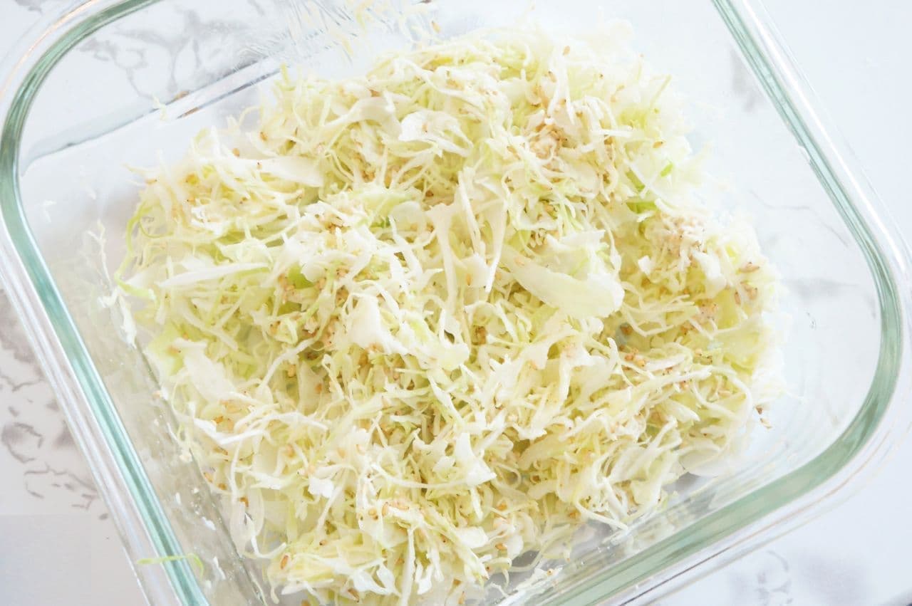 Cabbage with mayonnaise and sesame seeds