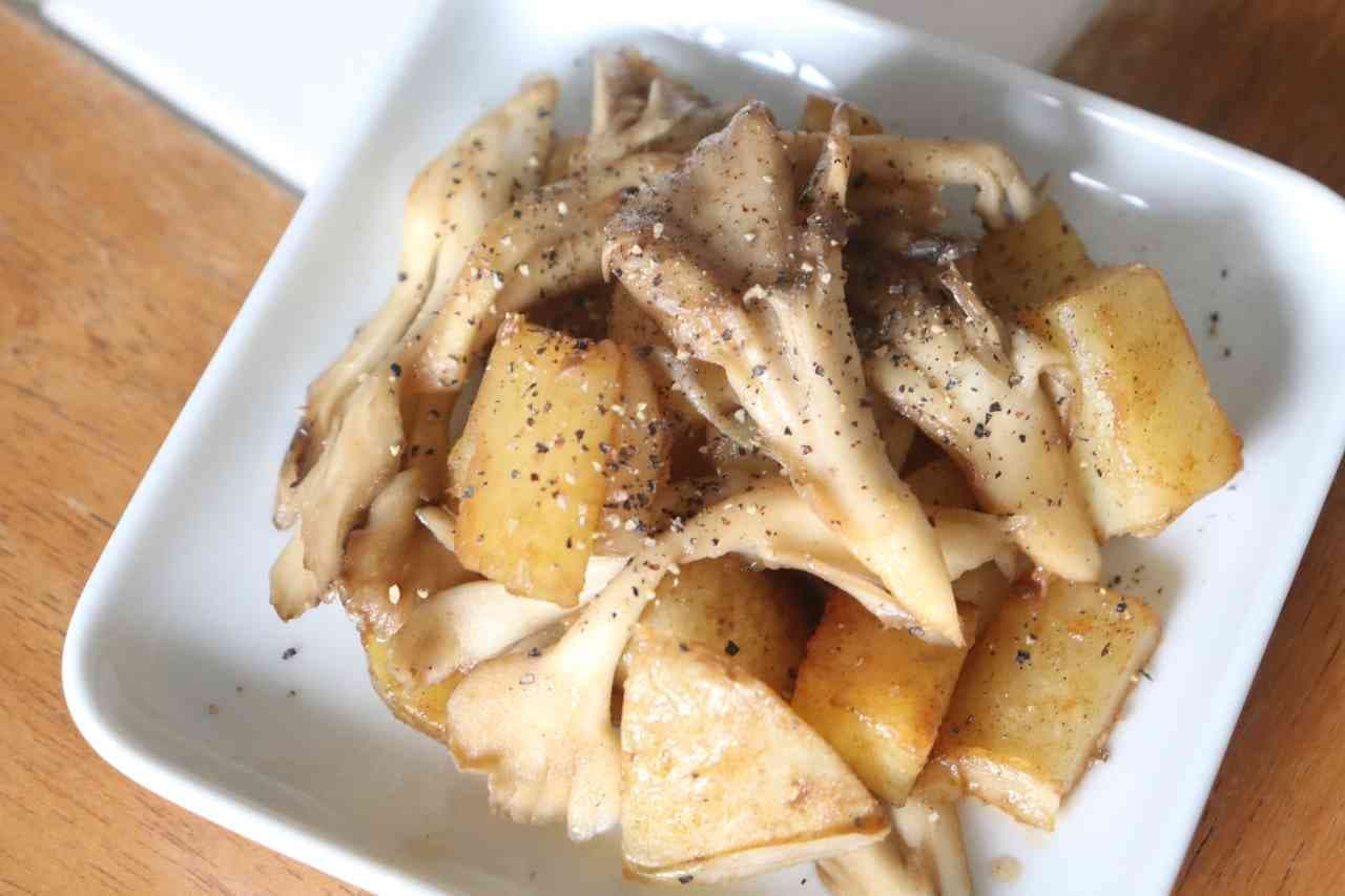 Stir-fried Maitake mushrooms and potatoes with butter and soy sauce