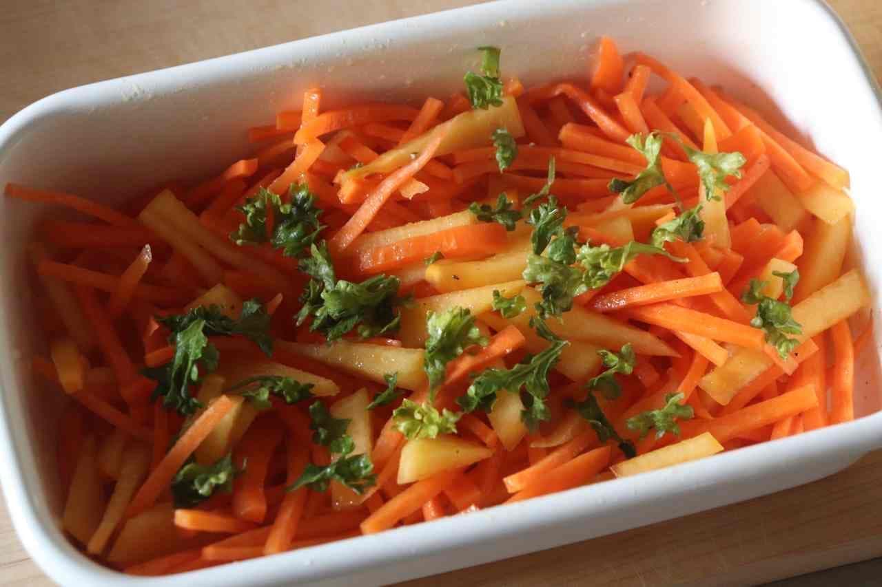 "Marinated persimmon and carrot salad" recipe